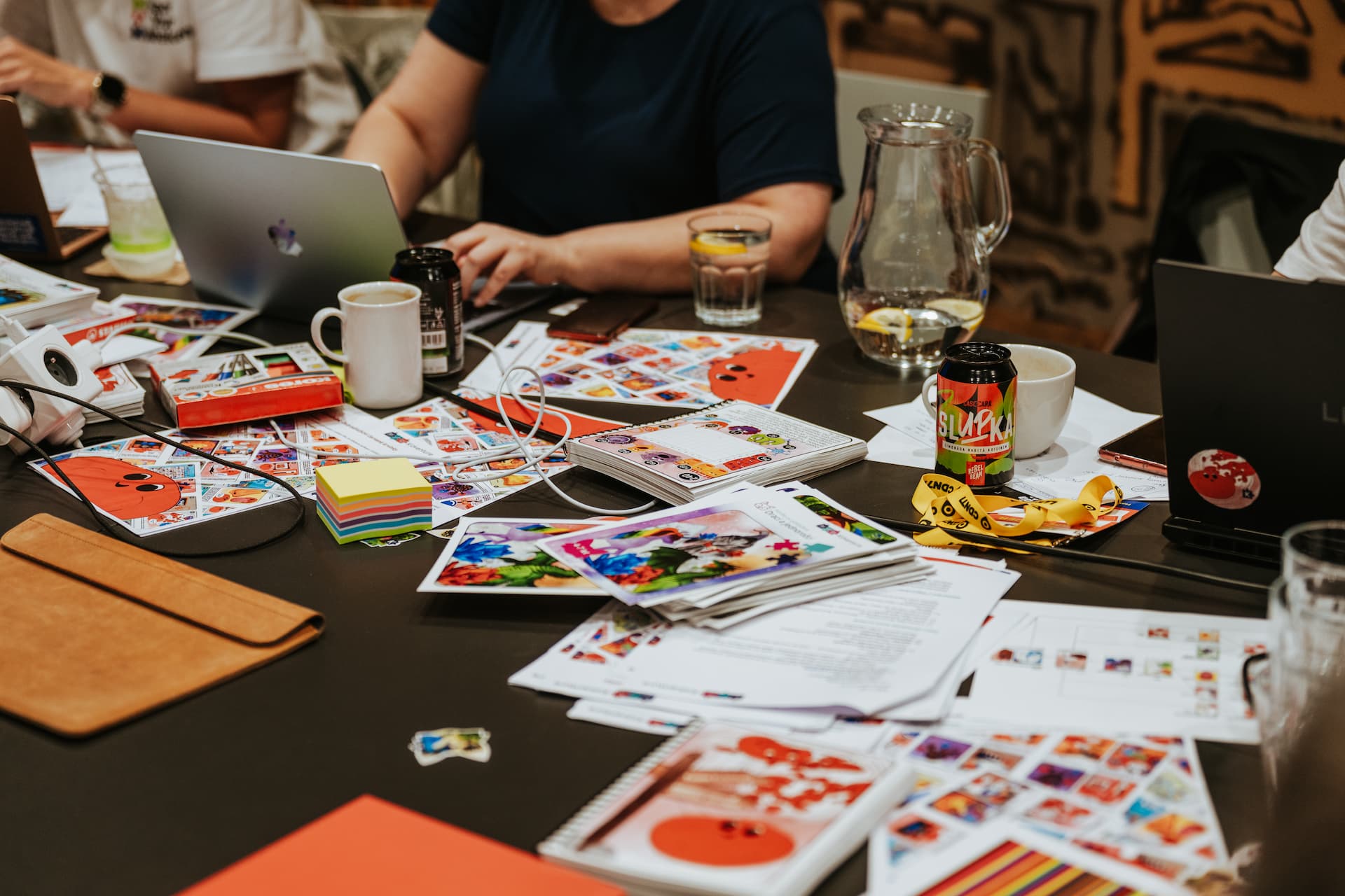 Kreativní chaos na Hack Your Weekend. Co potřebujete? Hromadu gamebooků, počítače, kofein a energii na převod knihy v aplikaci.